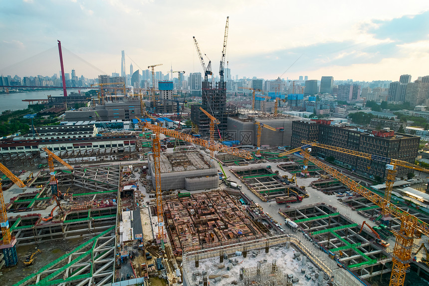 俯瞰城市脈動 航拍視角下的建設(shè)工程施工新篇章